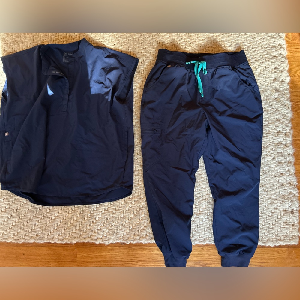 Figs scrubs, navy
Top M
Bottoms L